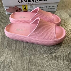 New woman’s shoes size 6